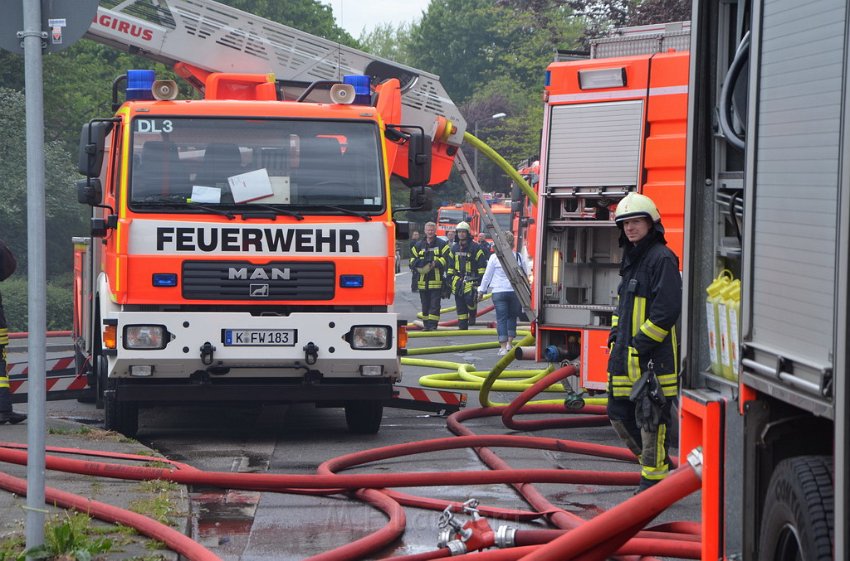 Feuer 3 Koeln Weiden Frechenerstr Wickratherhofweg P260.JPG